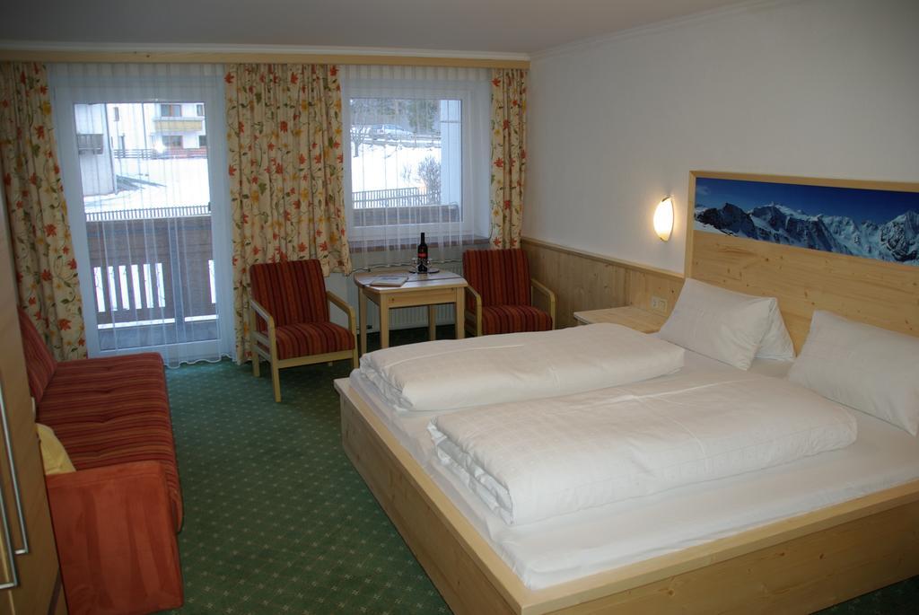 Alpenhof Pension-Garni เนาดาส ภายนอก รูปภาพ