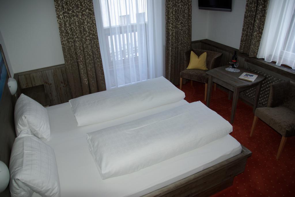 Alpenhof Pension-Garni เนาดาส ภายนอก รูปภาพ
