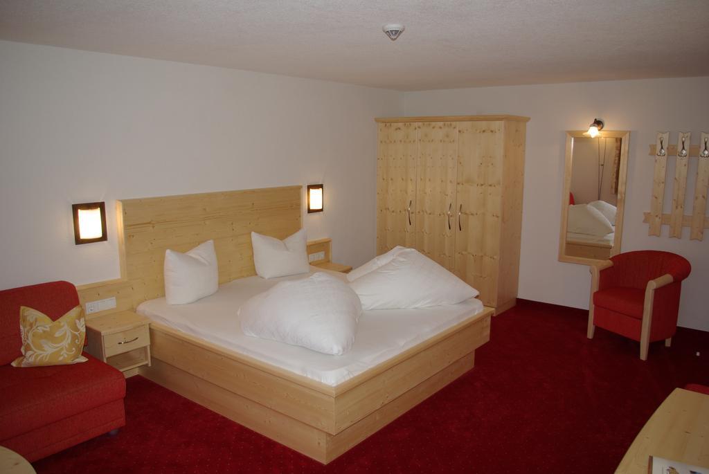 Alpenhof Pension-Garni เนาดาส ภายนอก รูปภาพ