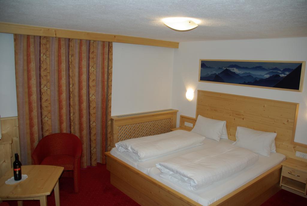 Alpenhof Pension-Garni เนาดาส ภายนอก รูปภาพ